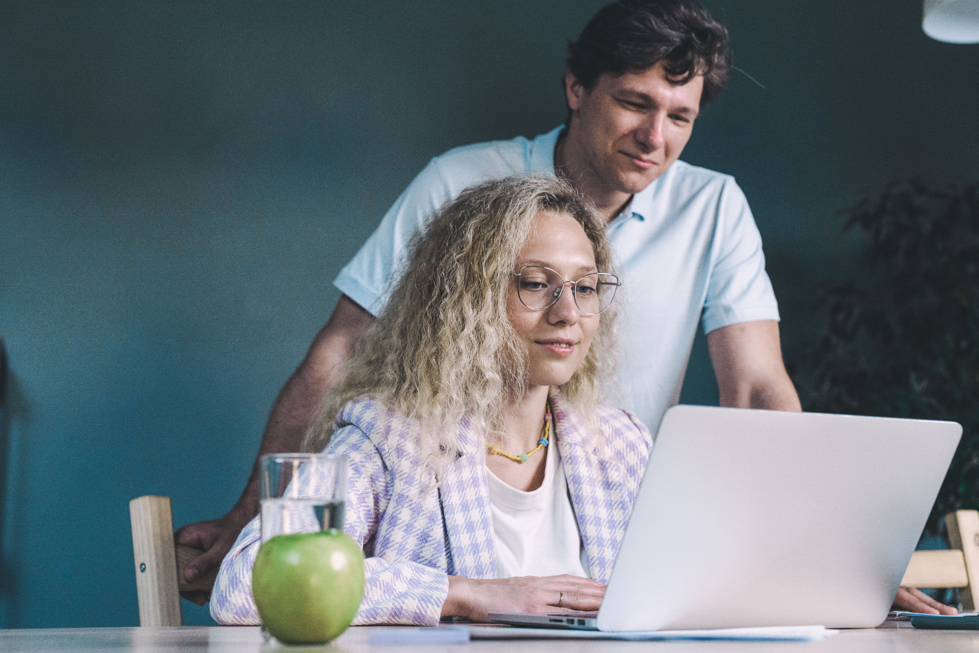 Stellara specialist helping a small business owner on a Mac